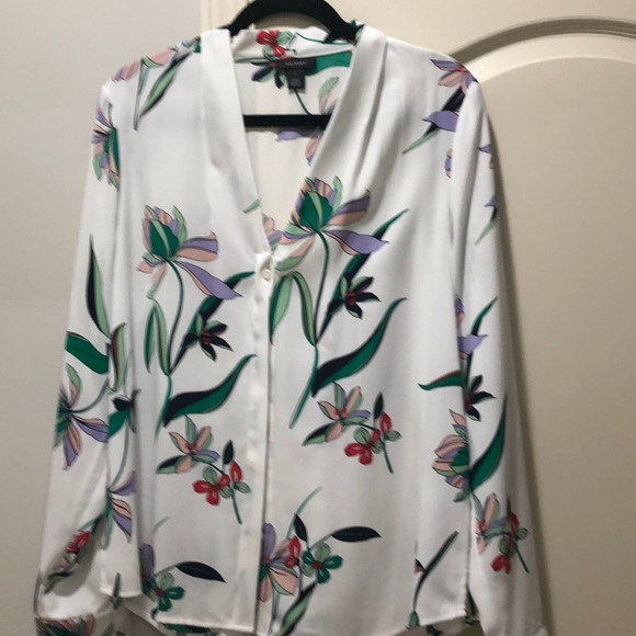 Halogen Tops - Halogen spring blouse. Beautiful print and colors